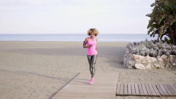 妇女在海滩上慢跑 — 图库视频影像