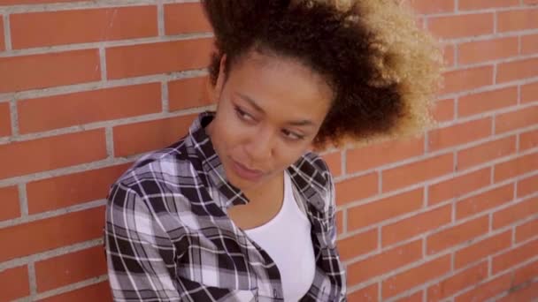 Woman standing at brick wall — Stock Video