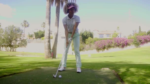 Mujer en ropa deportiva jugando al golf — Vídeos de Stock