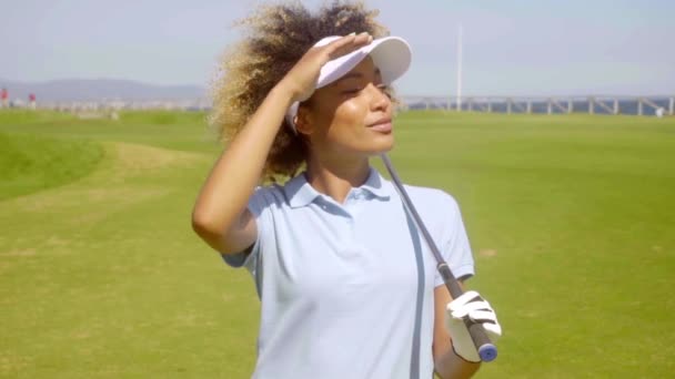 Žena, která pózuje na golfové hřiště — Stock video