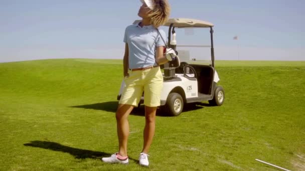 Kvinna poserar på golfbana — Stockvideo
