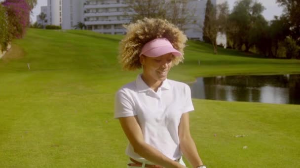 Golf Sahası üzerinde yürüyen kadın — Stok video