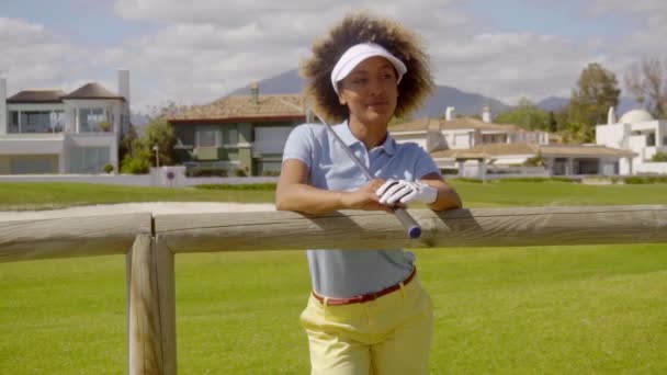 Vrouw die zich voordeed op golfbaan — Stockvideo