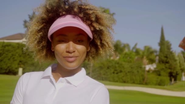 Žena, která pózuje na golfové hřiště — Stock video