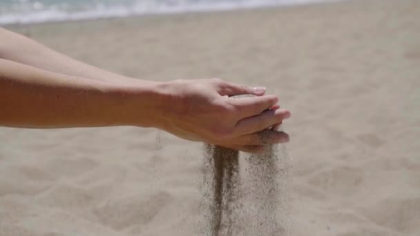 Mãos femininas espalhando areia de praia — Vídeo de Stock