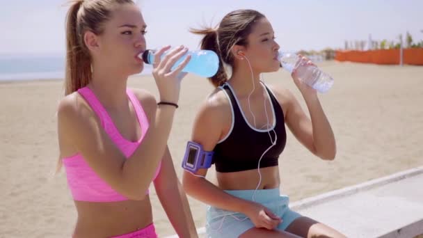 Dos mujeres guapas bebiendo agua — Vídeo de stock