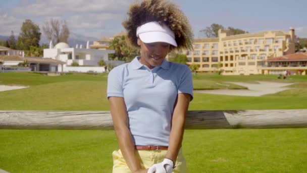 Frau posiert auf Golfplatz — Stockvideo