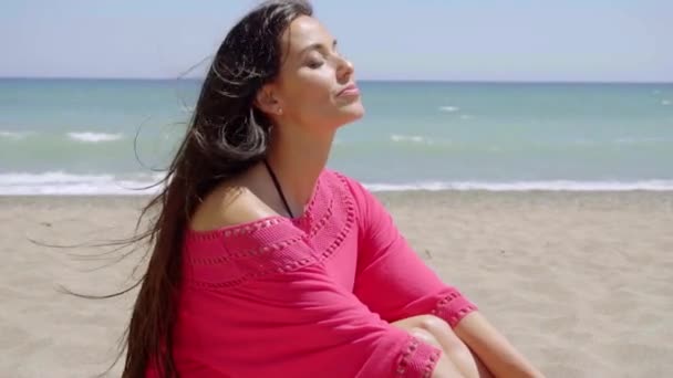 Жінка сидить на пляжі і мріє про день — стокове відео
