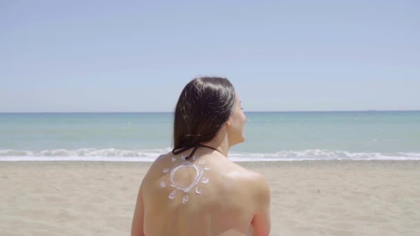 Menina banhos de sol na praia — Vídeo de Stock