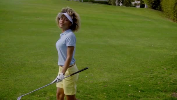 Frau läuft auf Golfplatz — Stockvideo