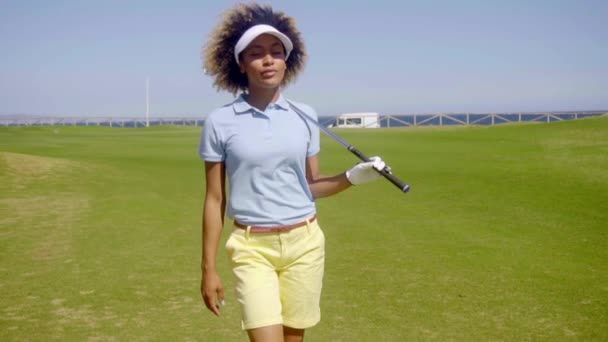 Mujer caminando en el campo de golf — Vídeo de stock