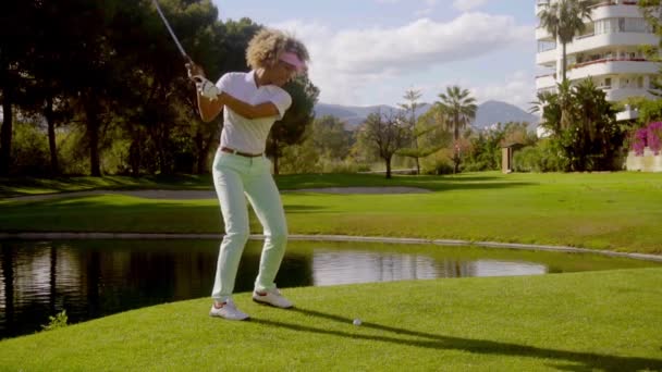 Frau in Sportkleidung spielt Golf — Stockvideo