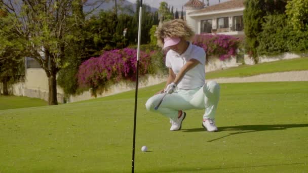 Žena ve sportu opotřebení hrát golf — Stock video