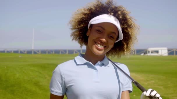Жінка позує на корті для гольфу — стокове відео