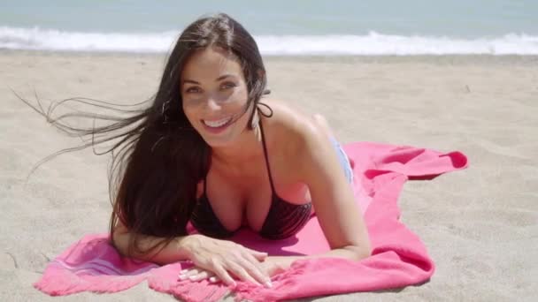 Menina banhos de sol na praia — Vídeo de Stock