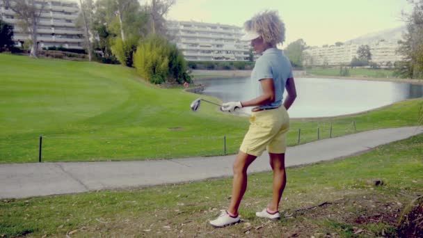 Frau posiert auf Golfplatz — Stockvideo
