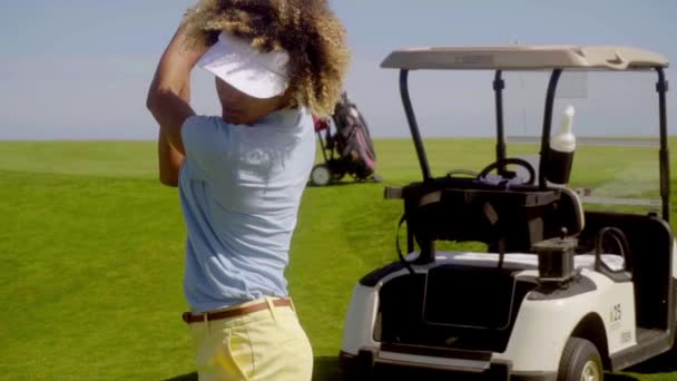 Kvinna i sport slitage spela golf — Stockvideo