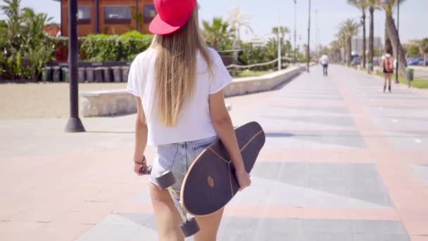 Mujer caminando en el paseo urbano — Vídeos de Stock