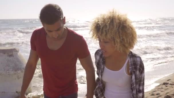 Niño y niña caminando en la playa — Vídeos de Stock