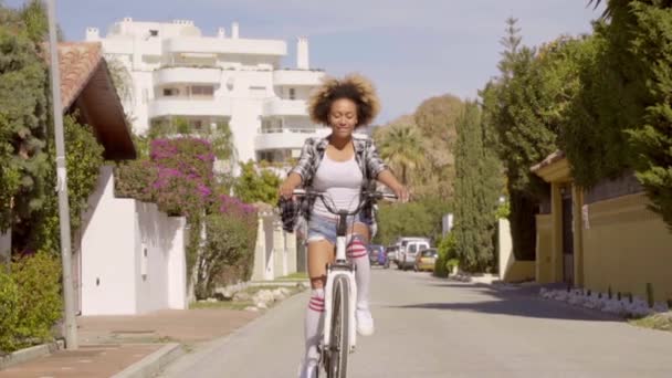 Kvinna som rider på cykel på street — Stockvideo
