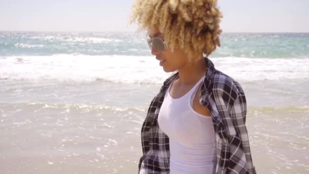 Mulher bonita andando na praia — Vídeo de Stock