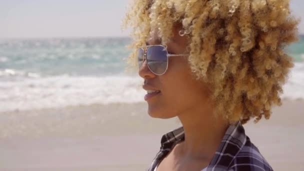 Mujer bonita caminando en la playa — Vídeos de Stock