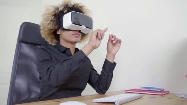 Mulher de negócios trabalhando em realidade virtual — Vídeo de Stock