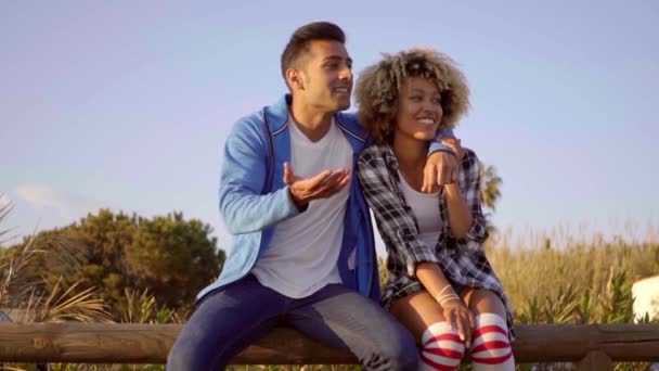 Amigos sentados en tablón de madera y hablando — Vídeos de Stock