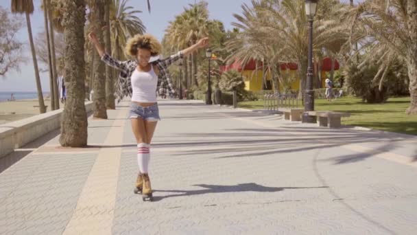 Mujer feliz patinaje en el parque — Vídeos de Stock