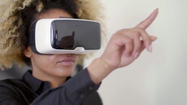 Mulher de negócios trabalhando em realidade virtual — Vídeo de Stock