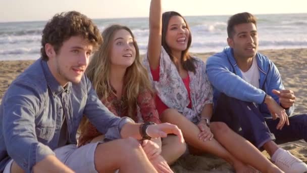 Adolescenti seduti sulla spiaggia e parlando — Video Stock