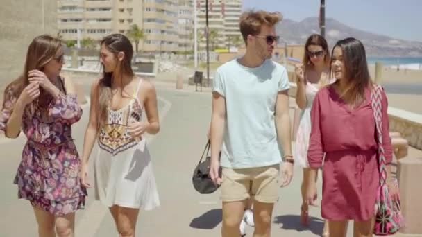 Adolescents marchant sur la promenade urbaine — Video