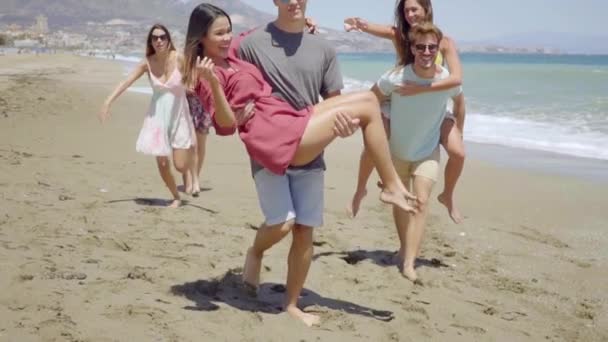 Adolescents marchant sur la plage et s'amusant — Video