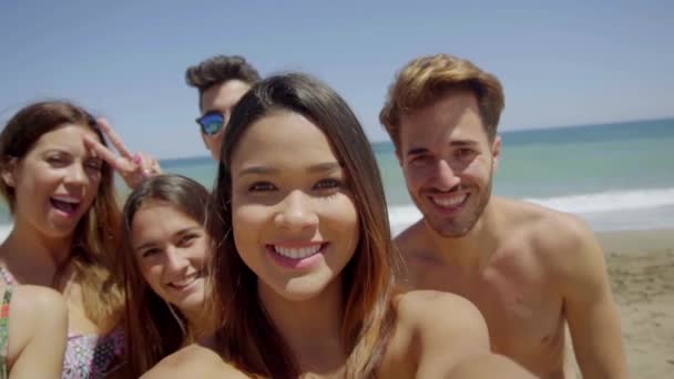 Adolescentes tomando selfie na praia — Vídeo de Stock