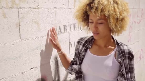 Mujer caminando por la calle vacía — Vídeos de Stock