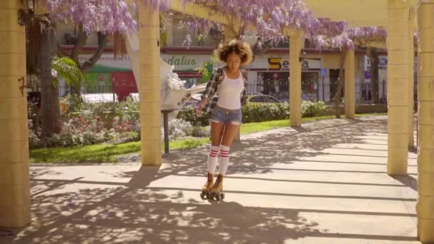 Mujer feliz patinaje en el parque — Vídeos de Stock