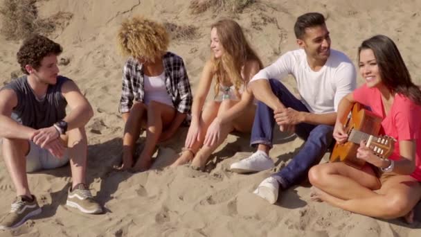 Menina bonita tocando guitarra para amigos — Vídeo de Stock