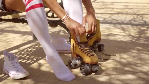 Menina colocando em patins — Vídeo de Stock