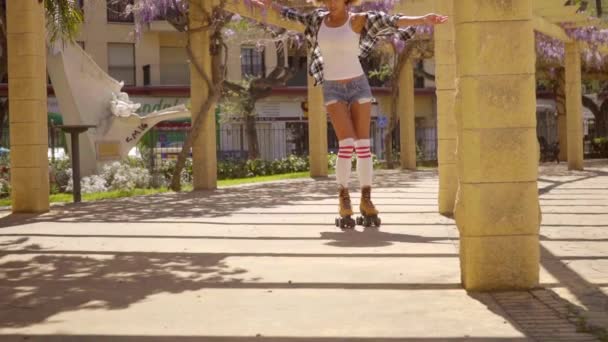 女人在街上滑冰 — 图库视频影像