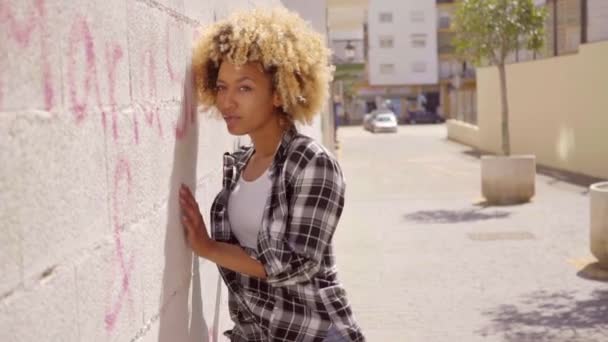 Femme marchant dans la rue vide — Video