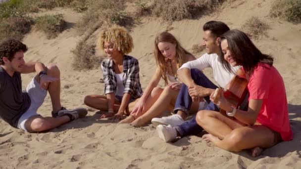 Hermosa chica tocando la guitarra para amigos — Vídeo de stock