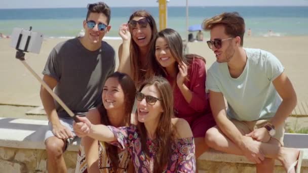 Persone che prendono selfie insieme — Video Stock