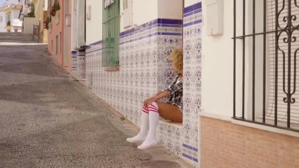 人気のない通りを歩く女性 — ストック動画