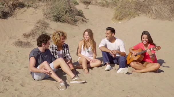 Hermosa chica tocando la guitarra para amigos — Vídeo de stock