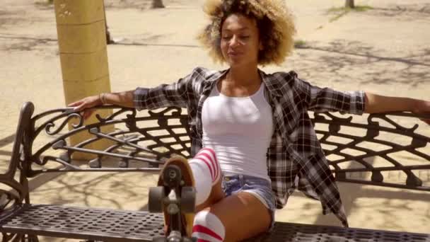 Femme relaxante sur banc — Video