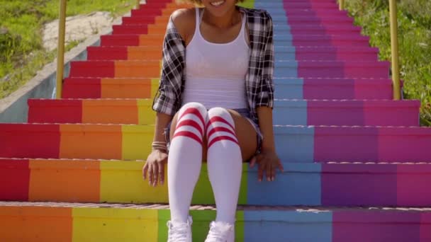 Mulher se divertindo em escadas coloridas — Vídeo de Stock