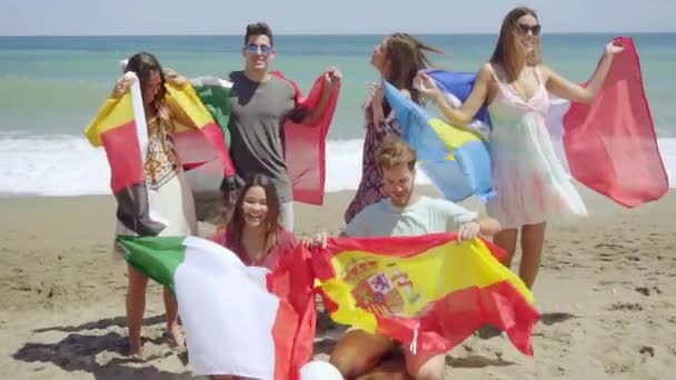 Menschen haben Spaß mit Flaggen von Ländern — Stockvideo