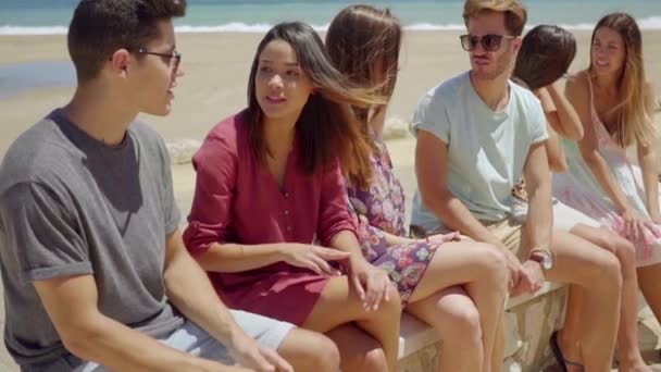 Adolescents assis sur parapet et parlant entre eux — Video