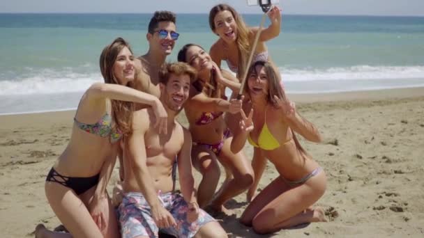 Підлітки беруть селфі на пляжі — стокове відео