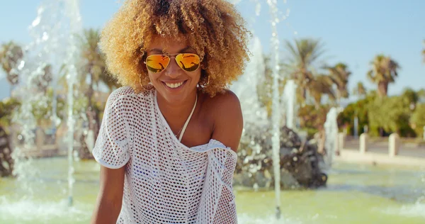 Menina sorridente com corte de cabelo afro — Fotografia de Stock